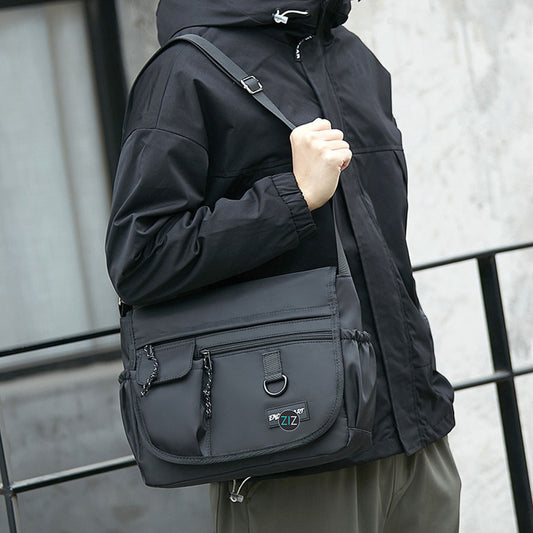 Kiểu dáng trẻ trung, túi đeo chéo với dây đeo điều chỉnh, thích hợp kết hợp cùng nhiều phong cách thời trang khác nhau