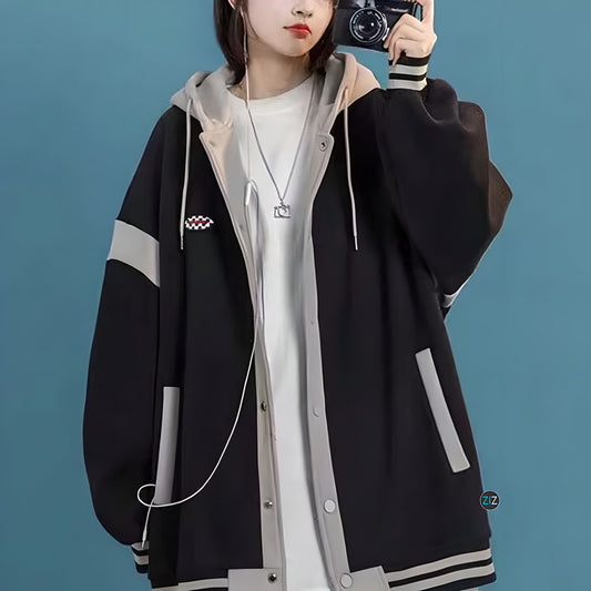 Áo khoác Nữ đẹp oversize phong cách streetwear với thiết kế nút cài, mũ trùm đầu và túi lớn, vải thun màu đen mềm thoáng mát