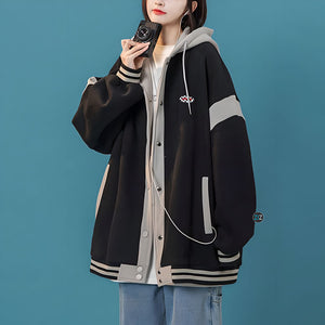 Thiết kế oversize với mũ trùm đầu, áo khoác này là lựa chọn lý tưởng cho phong cách casual, vừa thời trang vừa che nắng