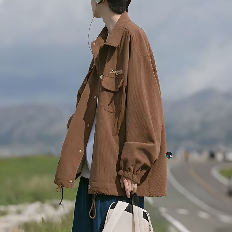 Áo khoác nâu oversize, khuy nút bấm tiện lợi và dây rút eo giúp tạo form đa dạng, hợp phong cách streetwear hiện đại cá tính