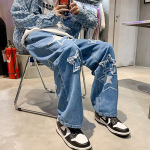 Baggy jean phom rộng phong cách streetwear, logo họa tiết ngôi sao phá cách, phối đồ với áo sơ mi form rộng và giày thể thao