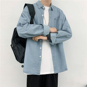 Áo khoác sơ mi jean dáng rộng phong cách casual, màu xanh nhạt, có túi phía trước, thích hợp mặc hàng ngày đi học, đi làm
