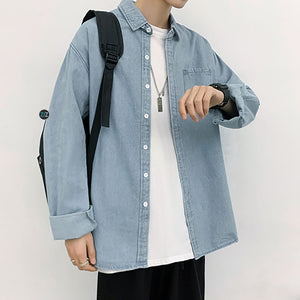 Áo khoác jean oversize cổ bẻ, cài cúc kim loại, kết hợp dễ dàng với áo thun và quần jogger, mang đến phong cách năng động