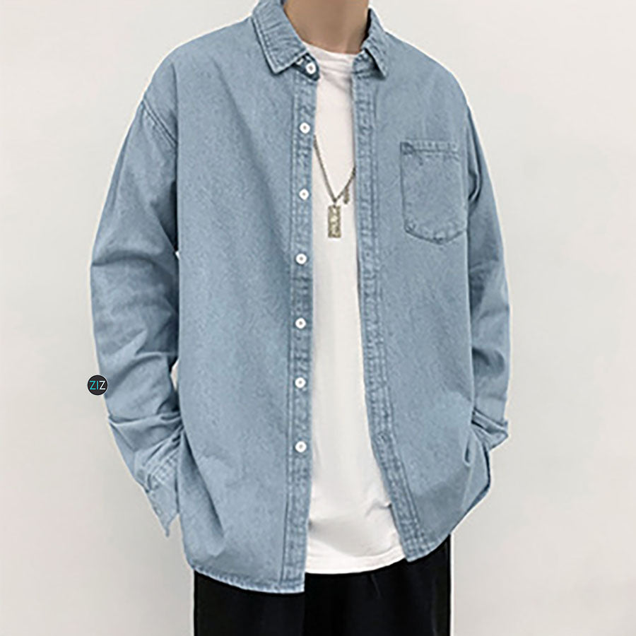 Áo denim khoác ngoài oversize xanh nhạt với cúc cài trước, tay dài, cổ sơ mi, phù hợp phối cùng áo thun và quần jogger đen