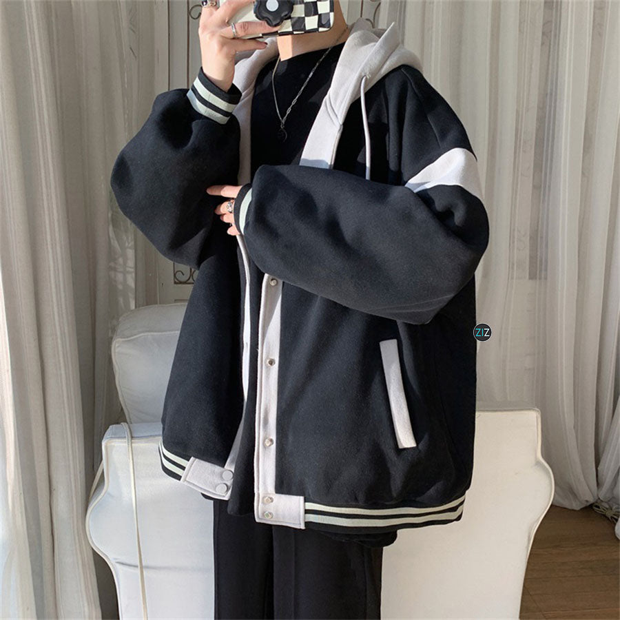 Áo khoác varsity thời trang Hàn Quốc màu đen trắng, có mũ trùm và túi trước tiện lợi, nổi bật phong cách đường phố trẻ trung