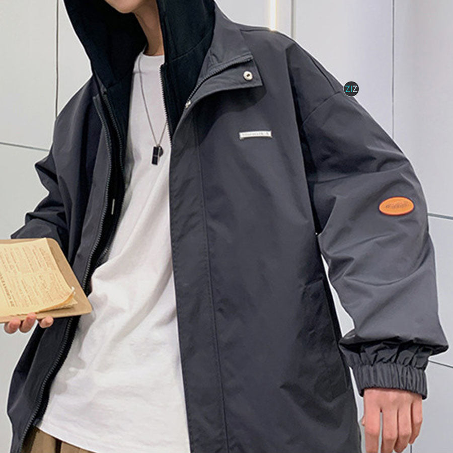 Áo khoác gió 2 lớp giữ ấm vừa phải, thiết kế oversized hiện đại với túi tiện dụng và mũ chống gió, phong cách streetwear
