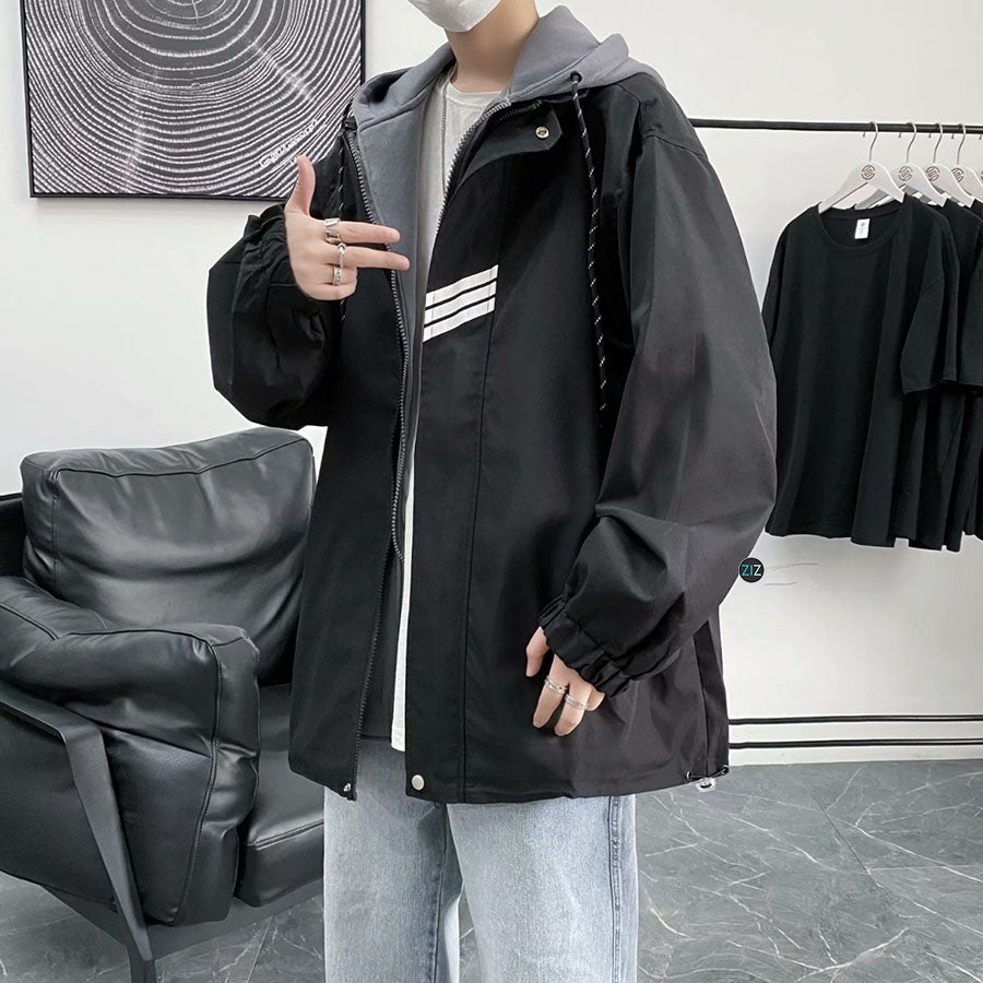 Áo khoác Hàn Quốc nam nữ oversize màu đen, thiết kế mũ tiện lợi, tay bo thun và khóa kéo zip, điểm nhấn sọc trắng trẻ trung