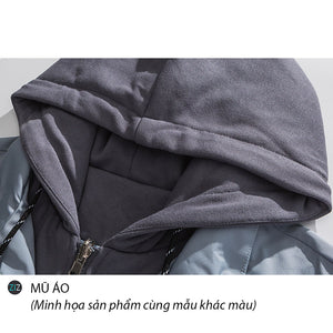 Thiết kế áo khoác đen với mũ trùm phối liền, có khóa kéo zip dài, vải poly chống gió, mềm mại thoáng mát, có vải lót cotton