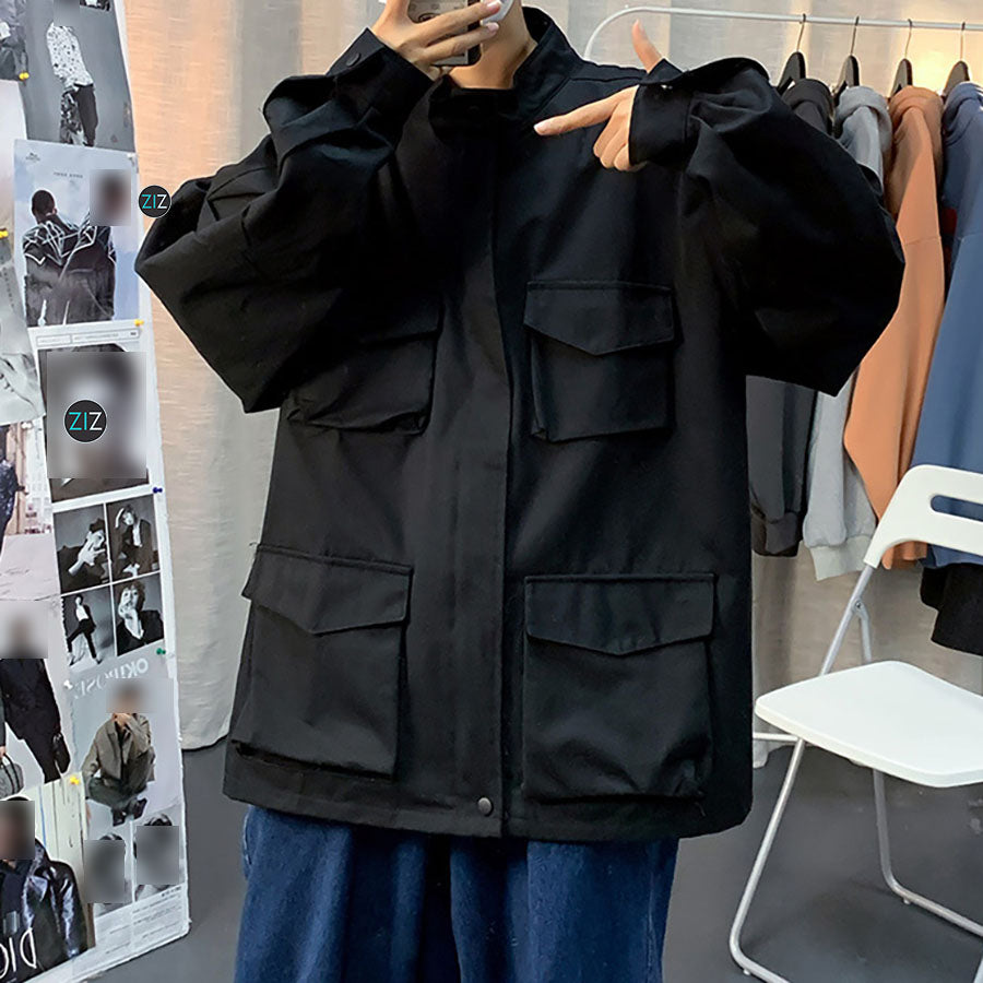 Áo khoác unisex màu đen rộng rãi, thiết kế nhiều túi tiện dụng, phù hợp đi chơi và dạo phố, phong cách thời trang thu đông