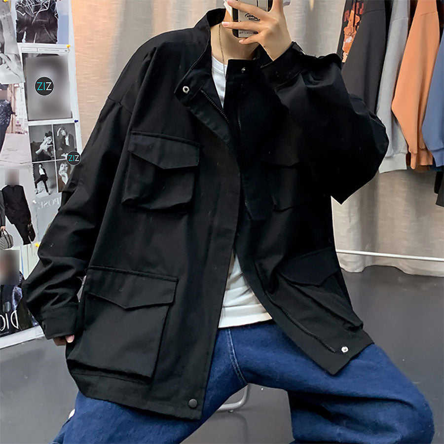 Áo jacket kaki khoác ngoài phong cách streetwear oversize, màu đen dễ phối đồ với quần jeans xanh, nhiều túi hộp phía trước