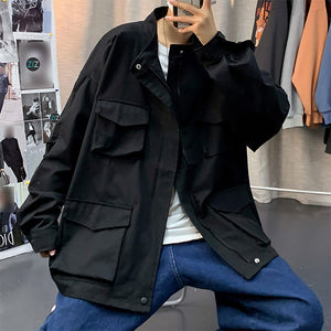 Áo jacket kaki khoác ngoài phong cách streetwear oversize, màu đen dễ phối đồ với quần jeans xanh, nhiều túi hộp phía trước