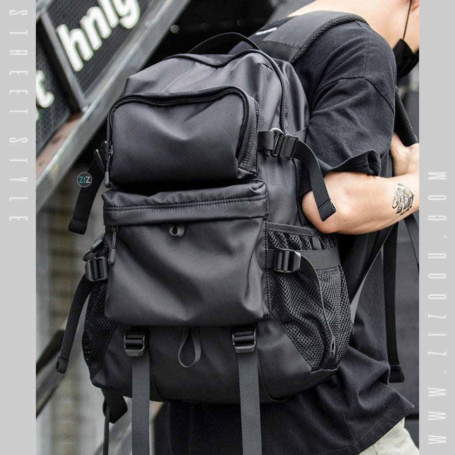 Thiết kế mạnh mẽ, balo rộng rãi với các ngăn túi phụ và khoá kéo chắc chắn, thích hợp để mang laptop, sách, vật dụng cá nhân