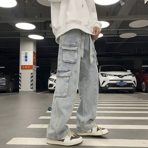 Quần cargo nhiều túi hộp, màu xanh nhạt, kiểu dáng rộng rãi mang phong cách streetwear, phối với áo thun, hoodie và sneaker