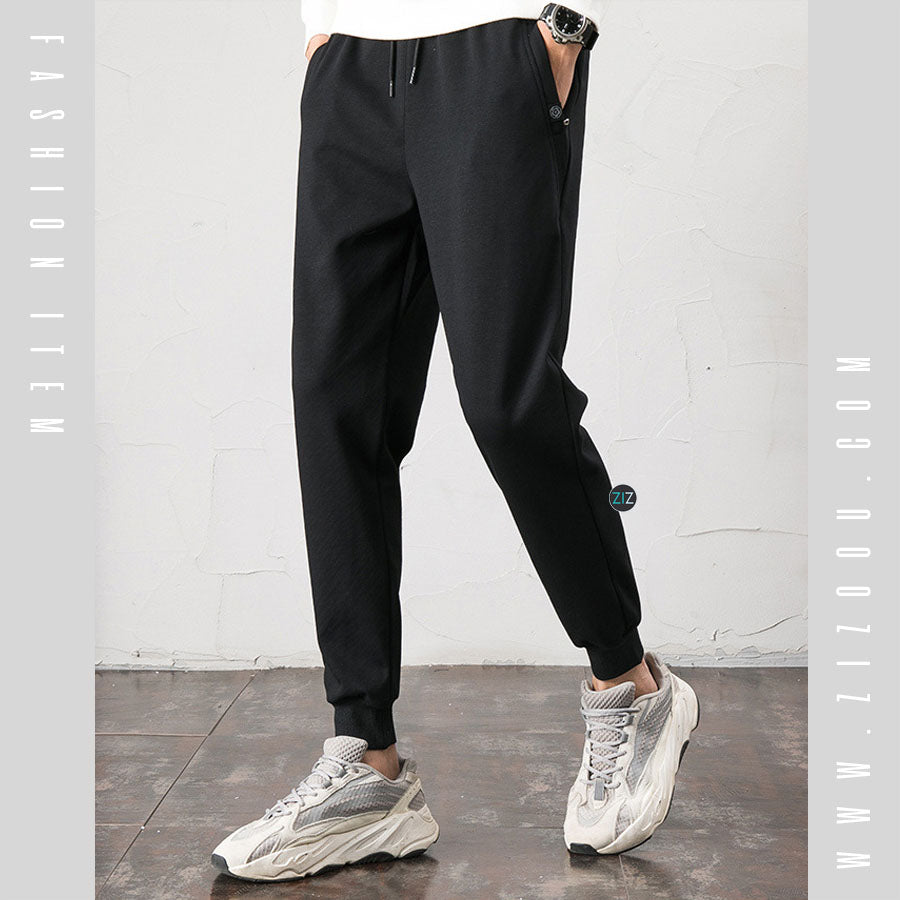 Quần jogger phong cách thể thao, dễ phối đồ với áo thun và giày sneaker, túi bên hông tiện lợi và đai co giãn giúp vừa vặn