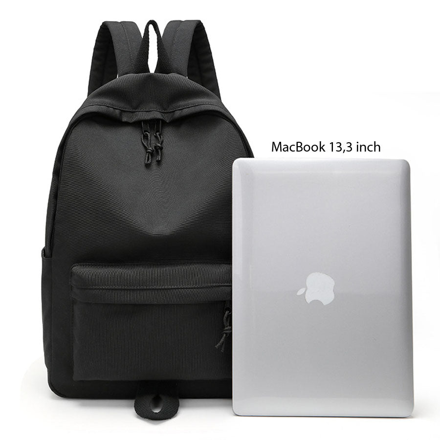 Cặp sách màu đen thiết kế rộng rãi, phong cách tối giản, có móc khóa thú bông trẻ trung, phù hợp đi học, đi làm hoặc du lịch