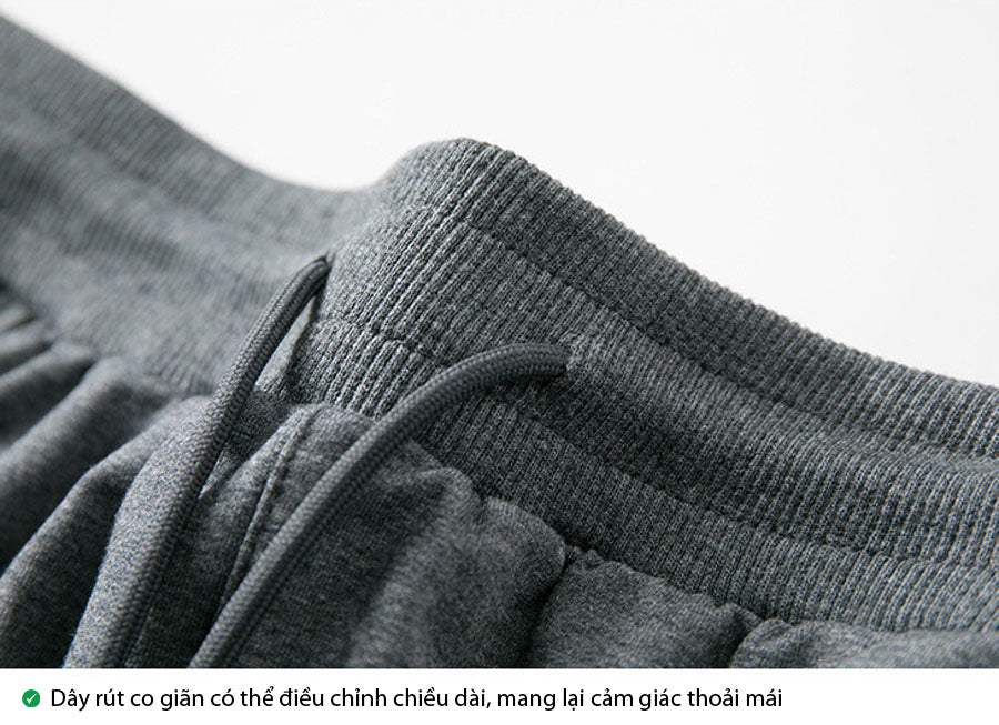 Quần jogger có lưng quần thun và dây rút tiện lợi