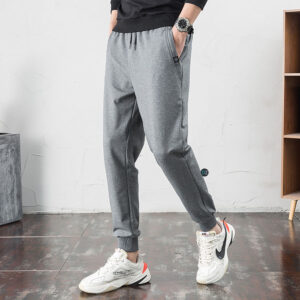 Quần Jogger Nam Nữ cao cấp màu xám đậm dáng suông ôm chân, cạp chun ở gấu quần, phối đồ với áo thun và giày sneaker thể thao