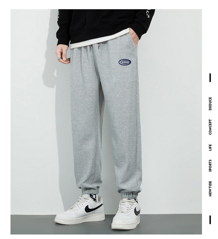 Quần jogger xám với kiểu dáng thể thao phong cách casual, dễ mặc với mọi trang phục, phù hợp đi học, chơi thể thao, du lịch