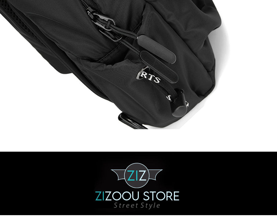 Thiết kế gọn nhẹ, túi đeo chéo giúp bạn thoải mái khi mang theo trong những chuyến du lịch, khám phá mà không lo cồng kềnh