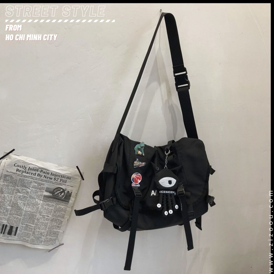 Túi nam nữ unidex đeo chéo bền bỉ, phong cách đường phố, trang trí huy hiệu, phù hợp cho những ai thích sự khác biệt cá tính
