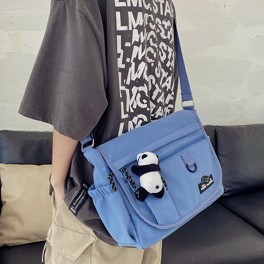 Kiểu dáng trẻ trung, túi đeo chéo với dây đeo điều chỉnh, thích hợp kết hợp cùng nhiều phong cách thời trang khác nhau