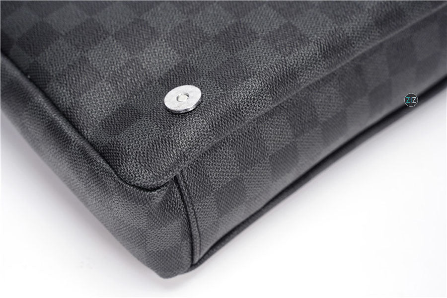 Túi vuông đeo vai với họa tiết caro, thiết kế gọn gàng, đựng laptop dễ dàng, thích hợp cho doanh nhân và học sinh, sinh viên