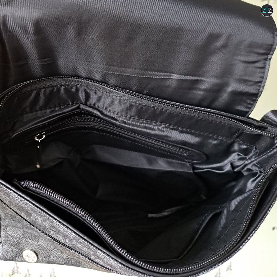 Túi đeo vai caro, thiết kế hình vuông chữ nhật sang trọng, chất liệu da simily bền bỉ, nhiều ngăn, chứa được laptop và ipad