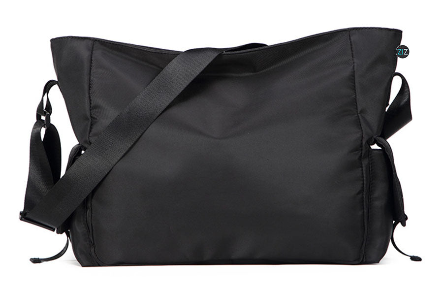 Túi đeo vai quai chéo chất liệu cao cấp, chống nước, ngăn chứa đa dạng với khóa cài an toàn, mang sự tiện lợi và phong cách