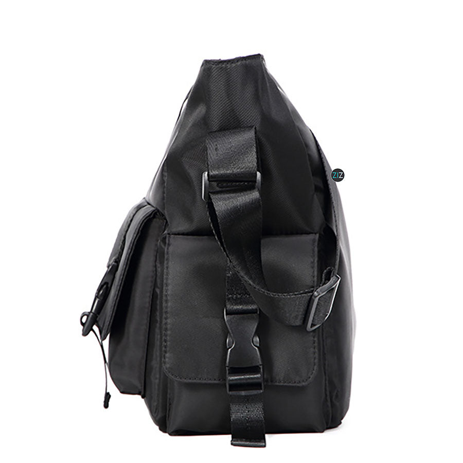 Túi đeo chéo hiện đại với ngăn chứa rộng rãi, khóa cài an toàn, phù hợp cho việc mang theo laptop, sách vở, đồ dùng cá nhân