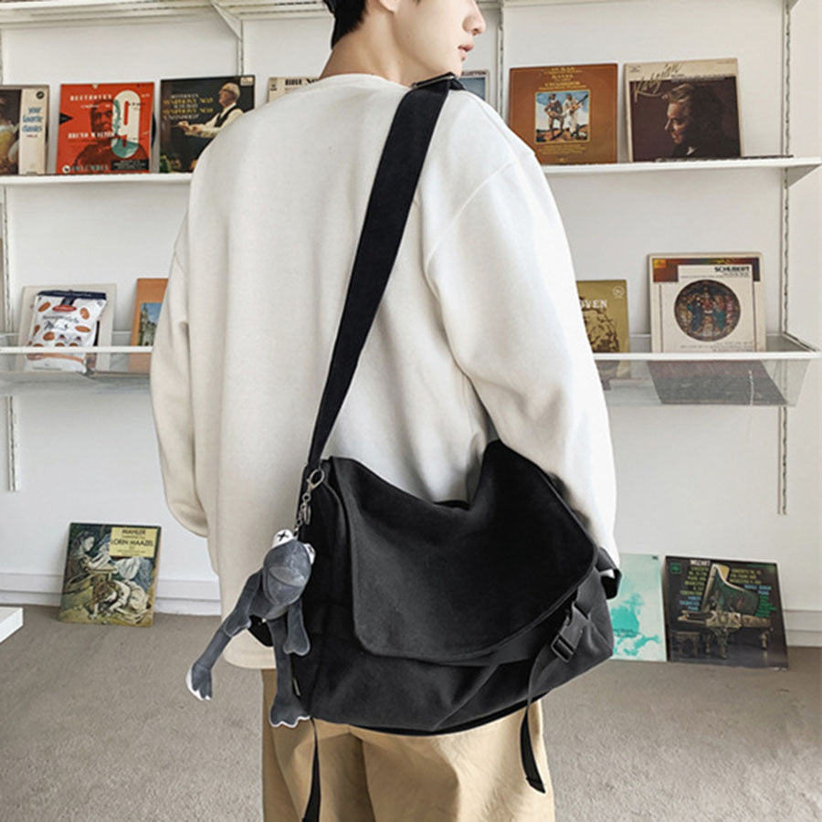 Túi nam nữ unisex đeo vai quai chéo canvas bền đẹp, màu đen dễ phối đồ, móc khóa thú nhồi bông nổi bật phong cách trẻ trung