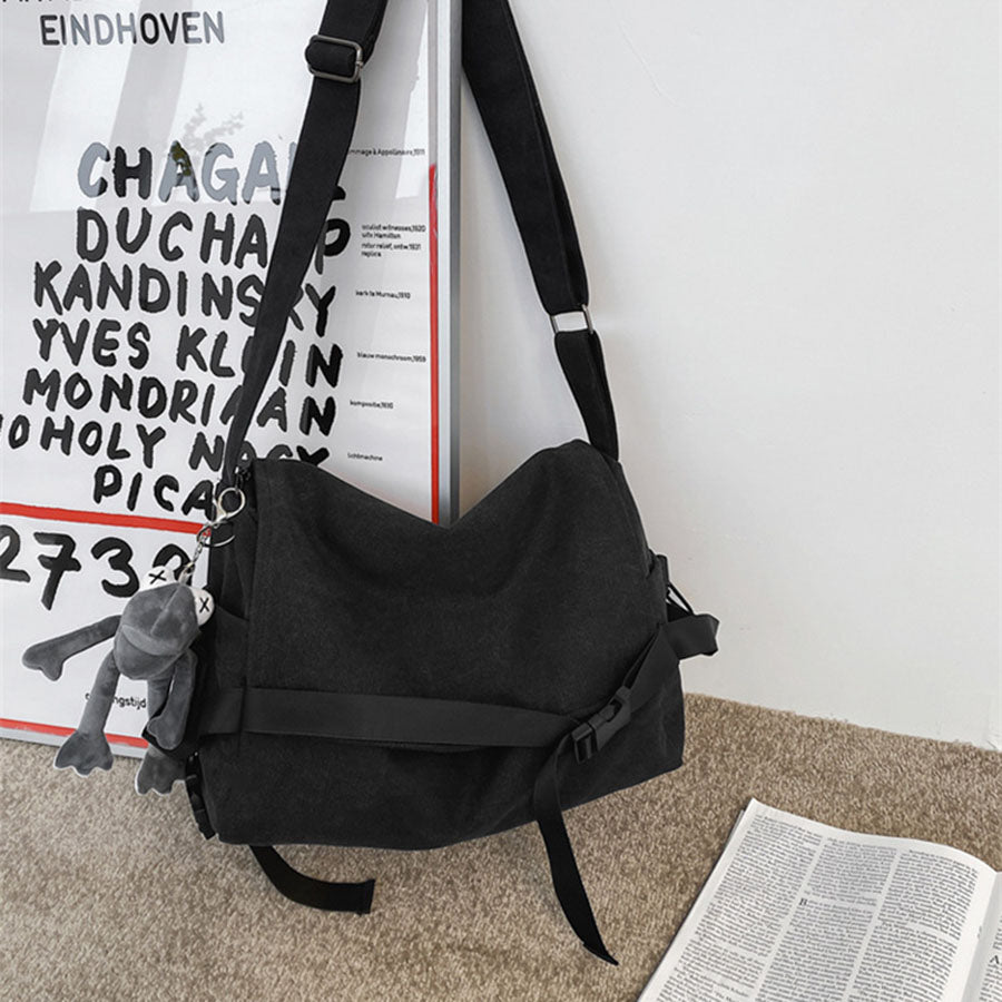 Túi vải đen đeo chéo, nắp gập, phụ kiện thú nhồi bông dễ thương, phù hợp học sinh, sinh viên, người đi làm văn phòng công sở