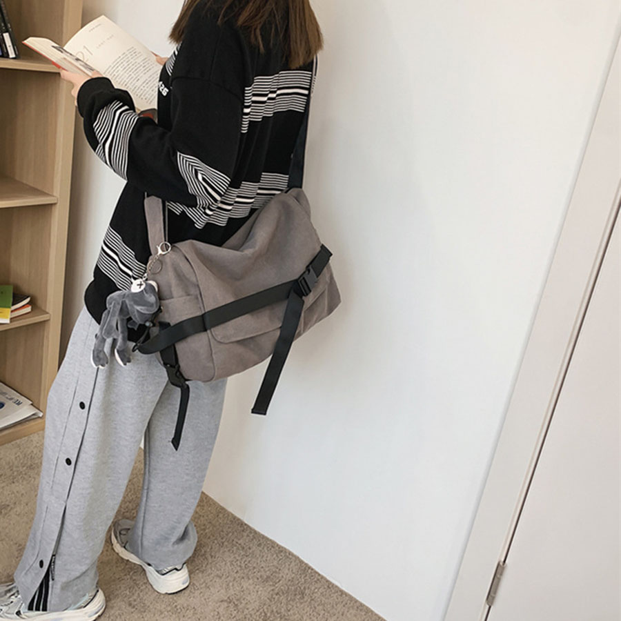 Túi đeo chéo thời trang, kiểu dáng streetwear trẻ trung, dây đeo chắc chắn, móc khóa hình ếch đáng yêu, cực kỳ tiện dụng