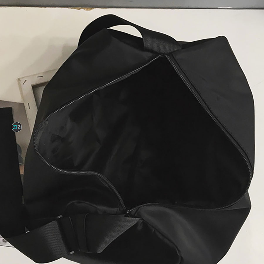 Túi đeo chéo rộng rãi, chất liệu bền bỉ, lý tưởng cho người yêu thích sự đơn giản và cần một chiếc túi đáng tin cậy