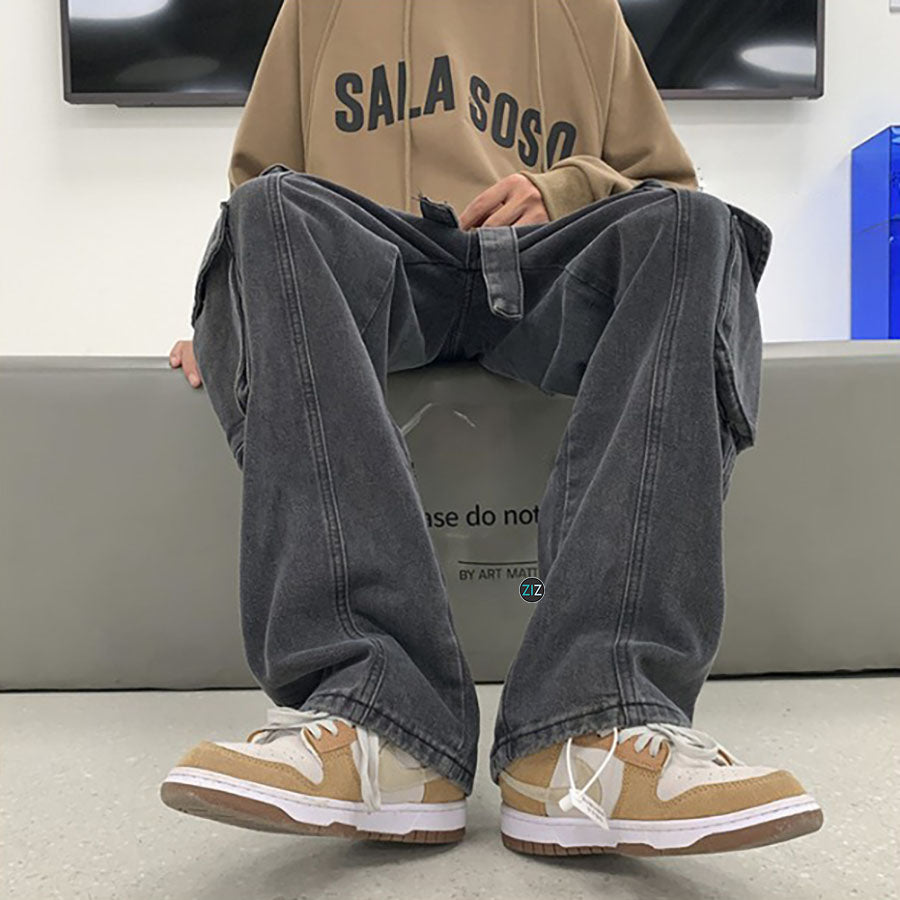 Quần jean ống rộng suông màu xám đen với bốn túi lớn hai bên đầu gối, vải denim cao cấp bền, phong cách streetwear cá tính